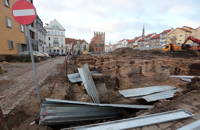 Na Podzamczu silny wiatr zniszczył blaszany płot.