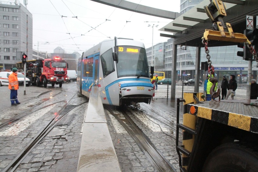 Wykolejenie tramwaju na placu Grunwaldzkim. Duże utrudnienia w ruchu [ZDJĘCIA]