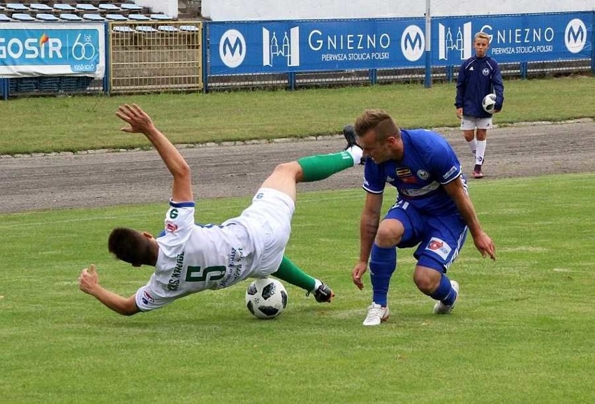 W derbowym spotkaniu w Gnieźnie więcej sytuacji strzeleckich...