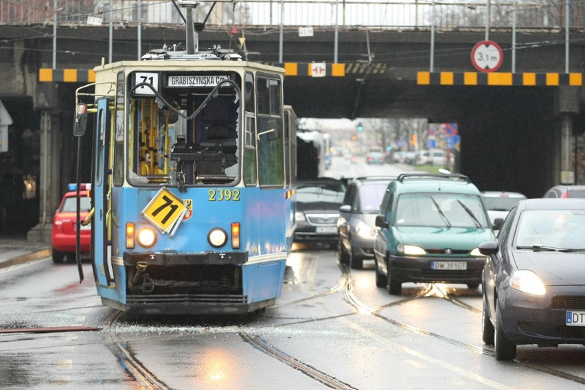 Wypadek tramwajowy na pl. Powstańców Wielkopolskich....