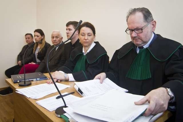 Mecenas Tadeusz Felski w imieniu 134 poszkodowanych wniósł o to, by sąd uznał odpowiedzialność banku za oszustwo. Wyrok ma zapaść jeszcze w kwietniu