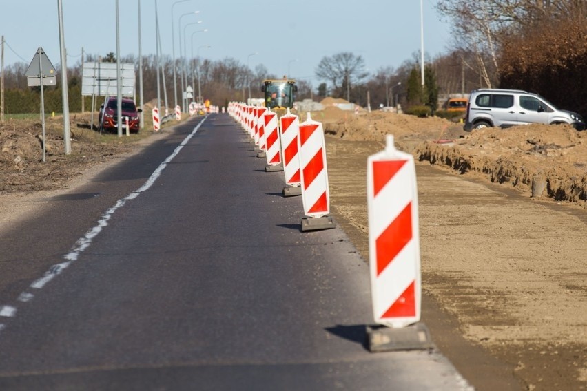 Kierowcy nagminnie pędzą na wahadłach na drodze Słupsk - Ustka