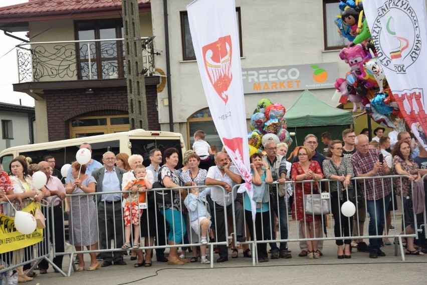 Parada i tańce instrumentalistów w Skale. Festiwal Orkiestr Wojskowych i Dętych