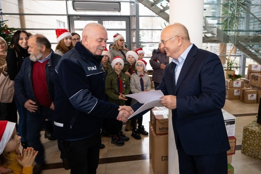 Kolejna akcja "Paczka na Święta" w Morawicy zakończona sukcesem. Prezenty otrzymało 12 potrzebujących rodzin