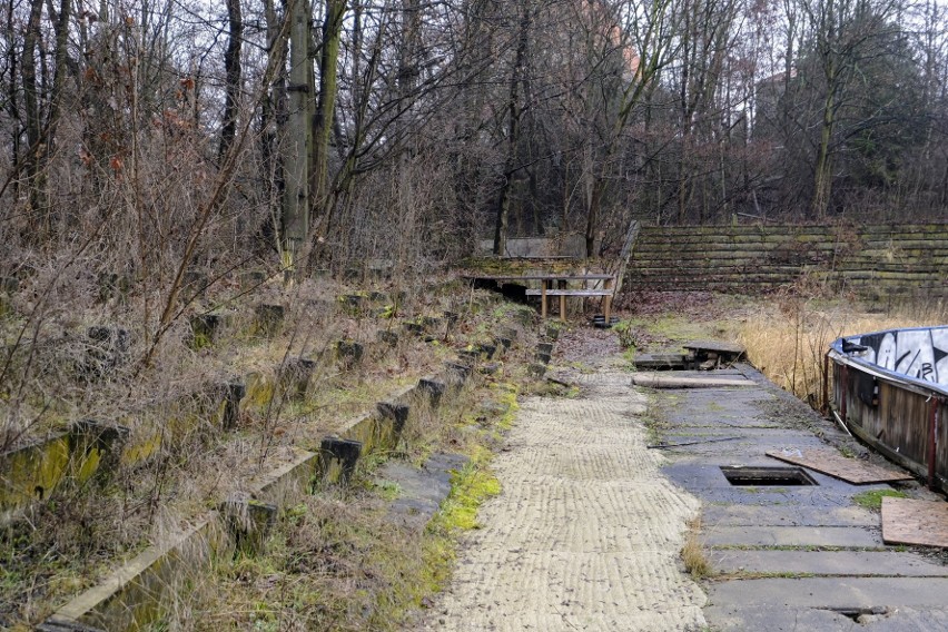 Pełnowymiarowe, niezadaszone lodowisko sportowe zostałp...