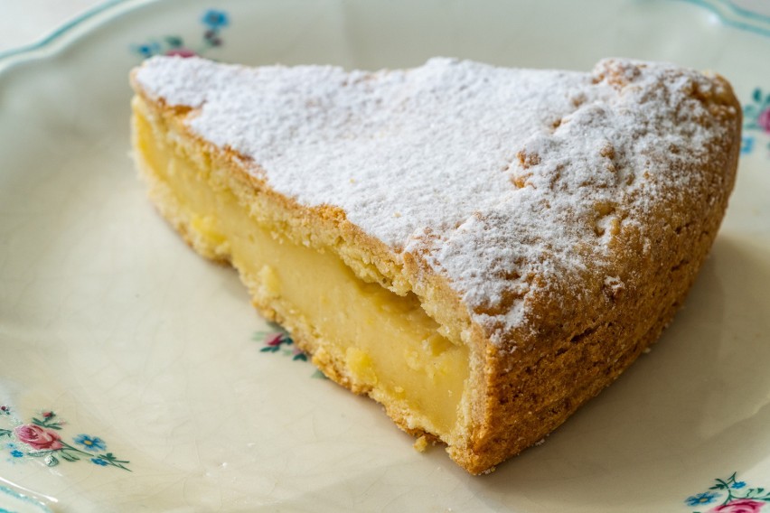 Torta della nonna. Patent na ciasto z budyniem prosto od włoskiej babci. Idealne na rodzinne uroczystości