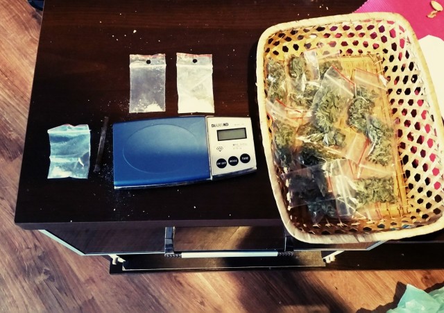 Podczas przeszukania mieszkania 25-latka policjanci znaleźli kolejne narkotyki – marihuanę i mefedron oraz małą wagę elektroniczną.