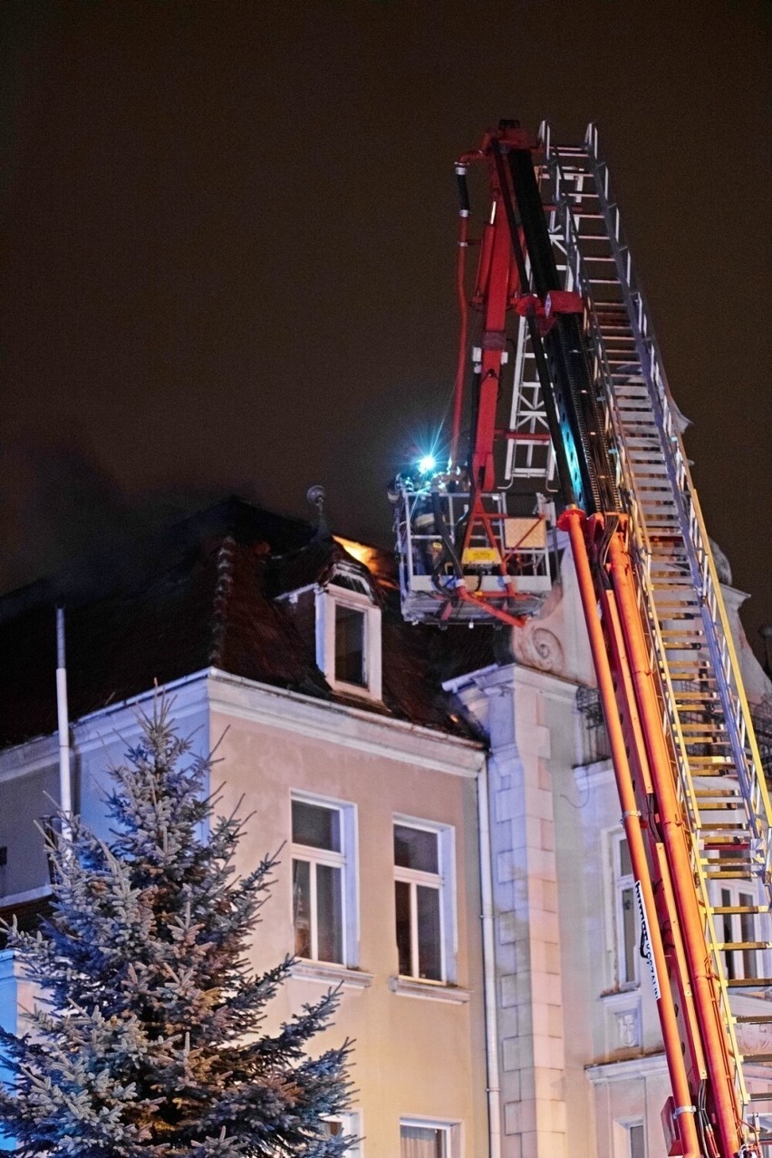 Kwidzyn. Strażacy gasili pożar dachu kamienicy przy ul. Kościuszki. Wszystkie 6 rodzin musiało skorzystać z lokali zastępczych