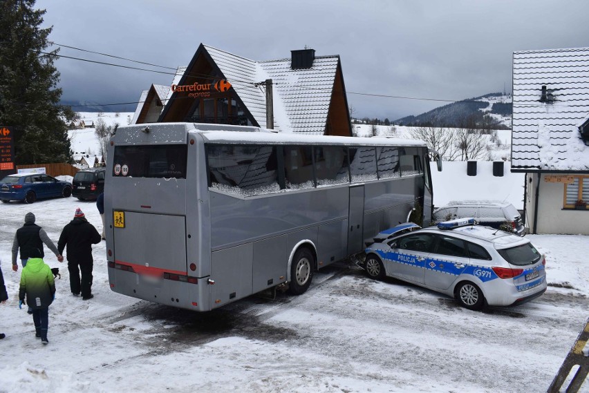 Poważny wypadek w Zakopanem. Autobus z dziećmi zderzył się z radiowozem i wjechał w zaparkowaną osobówkę [ZDJĘCIA]