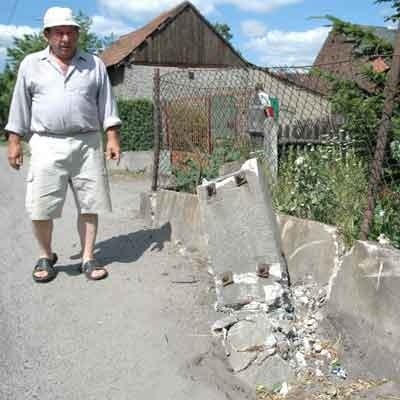 - Ostatnio kierowca tak pędził, że ściął betonowy słup, dobrze że nikogo nie rozjechał - mówi sołtys Stanisław Nowak.