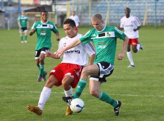 W Radomsku walczyli nie tylko piłkarze obu zespołów (na zdjęciu Dawid Nowak i Stefan Potocki)