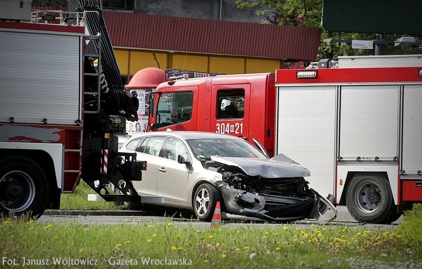 Wrocław: Wypadek Porsche na rondzie Żołnierzy Wyklętych (ZDJĘCIA)