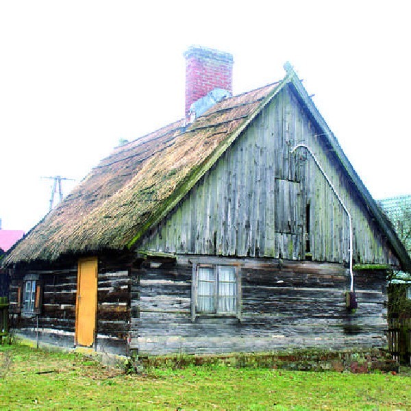 Niektóre drewniane chałupy w borowiackiej wsi Krąg liczą już około 200 lat. Ta, choć zelektryfikowana, jest najstarsza.