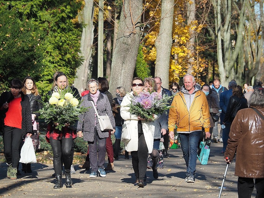 Wszystkich Świętych 2021. Cmentarz Doły w Łodzi oblegany w 1...