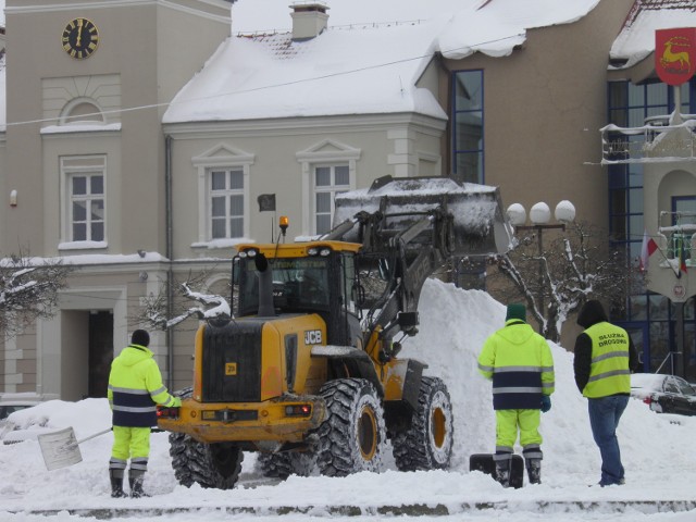 Bywało już tak, że nadmiar śniegu z miasta trzeba było wywozić.