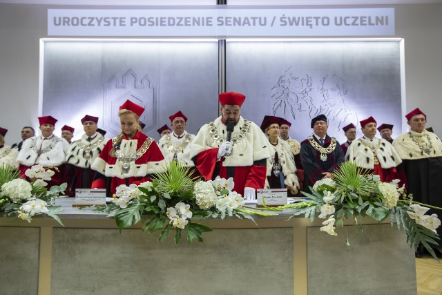 Politechnika Bydgoska, czyli dawny Uniwersytet Technologiczno-Przyrodniczy, rekrutuje chętnych m.in. na inżynierię farmaceutyczną. Ci, którzy od października dołączą do grona żaków tej uczelni, będą pierwszym rocznikiem nowej politechniki. Na zdjęciu: uroczyste posiedzenie Senatu Uczelni, które odbyło się 31 sierpnia 2021