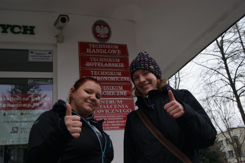Sylwia Kula (od lewej) i Anna Karbowiak, uczennice Technikum...