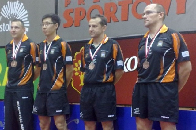 Gracze Kolpingu Frac (od prawej: Niechwiadowicz, Szczetinin i Wang) oraz menedżer Kamil Dziukiewicz nie cieszyli się za bardzo z brązowych medali.