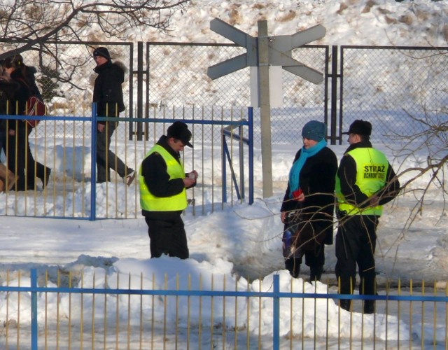 Sokiści legitymują młodą kobietę.