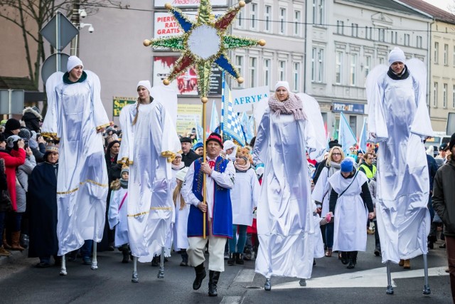 Kacper, Melchior i Baltazar - jak co roku - oddali pokłon Świętej Rodzinie w Bydgoszczy. Stajenka tym razem była w hali „Łuczniczka”. Tegoroczny orszak szedł pod hasłem "Bóg jest dla wszystkich". Warto wiedzieć, że bydgoski Orszak Trzech Króli jest jednym z największych w Polsce. Pochód w tym  roku szedł nową trasą: spod kościoła o.o. Jezuitów przy placu Kościeleckich 7 ulicami: Bernardyńską, Zbożowy Rynek, Toruńską do hali „Łuczniczka”, gdzie odbył się koncert kolęd. Wcześniej jednak uczestnicy przemarszu wzięli udział we mszy św. o godz. 11.00. Do orszaku mógł dołączyć każdy chętny, a dla jego uczestników organizatorzy przygotowali 5 tysięcy tekturowych koron i nalepek. Ponadto organizatorzy wydarzenia przygotowali dla uczestników "szczodraki" - drożdżówki nadziewane serem. W tym roku trzej królowie nie tylko reprezentowali trzy kontynenty, ale także trzy pokolenia: młodzieńca dopiero wkraczającego w dorosłość; mężczyznę w sile wieku, który reprezentuje mężów i ojców oraz starca, który bogaty w ludzkie doświadczenie odnajduje gwiazdę i drogę do Jezusa. W roli Świętej Rodziny wystąpiło małżeństwo Aleksandra i Łukasz Michniewscy z 9-miesięcznym Jasiem. zobacz również przegląd najciekawszych wydarzeń z kraju (4.01.2018, źródło TVN/X-News):