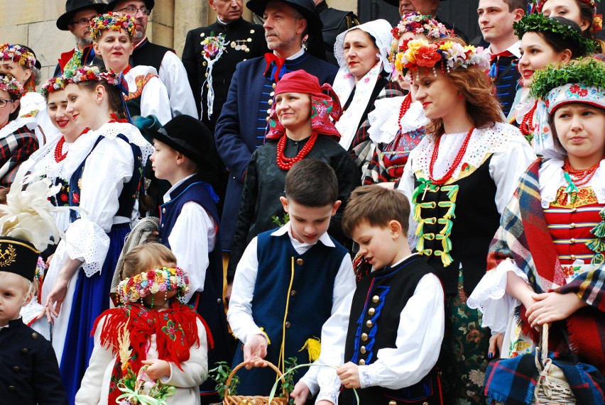 W Bytomiu-Rozbarku święcili pokarmy wielkanocne w strojach...