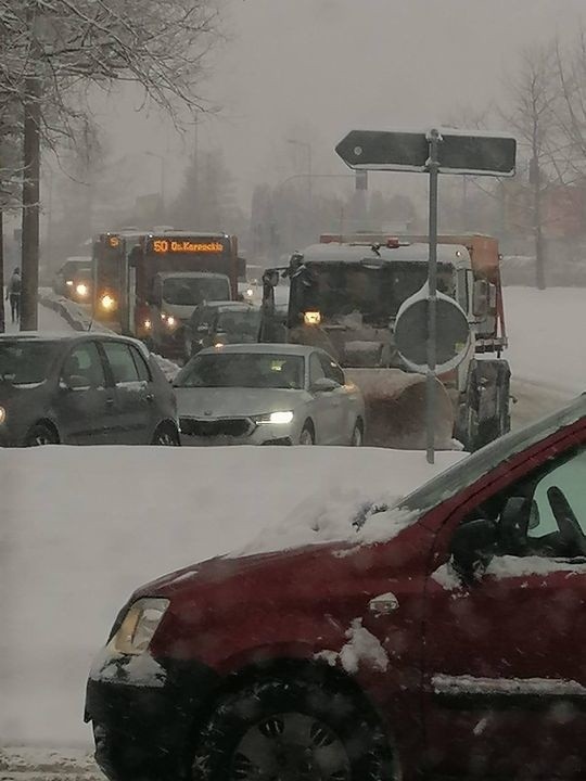 Bardzo trudne warunki na beskidzkich drogach. Zablokowanych wiele podjazdów. Policja apeluje: Nie musisz, nie jedź!