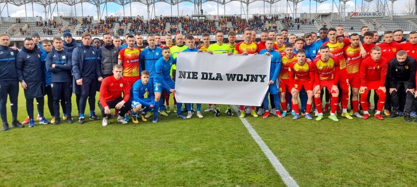 Nie dla wojny! Solidarność z Ukrainą na meczu Korony Kielce ze Stomilem Olsztyn w Fortuna 1 lidze. Zobacz zdjęcia