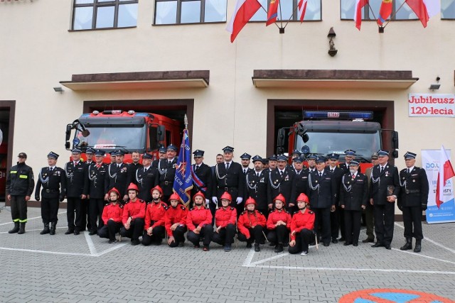 120-lecie OSP Koszęcin. Strażacy świętowali idąc w paradzie ulicami swojej miejscowości. Zobacz kolejne zdjęcia. Przesuwaj zdjęcia w prawo - naciśnij strzałkę lub przycisk NASTĘPNE