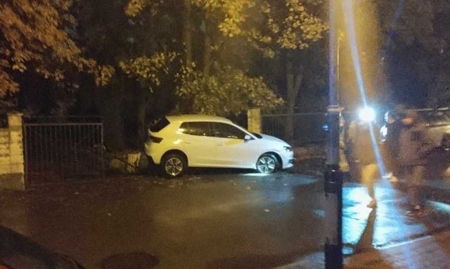 Kierowca BMW wjechał w auta zaparkowane przy Alejach Jana Pawła II w Stalowej Woli. Skoda została przepchnięta za ogrodzenie