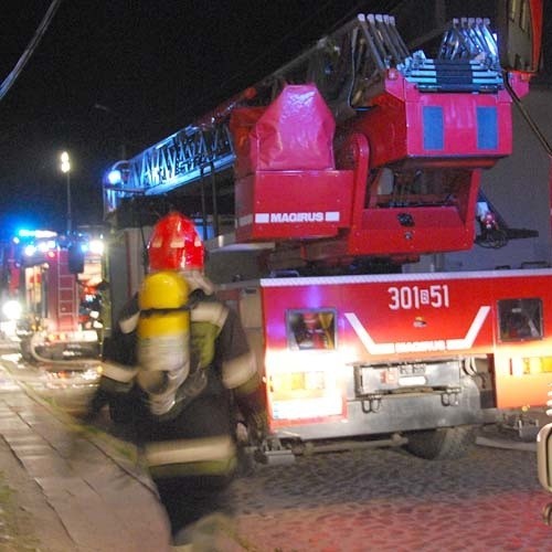 Ekipie pogotowia ratunkowego pomogli strażacy