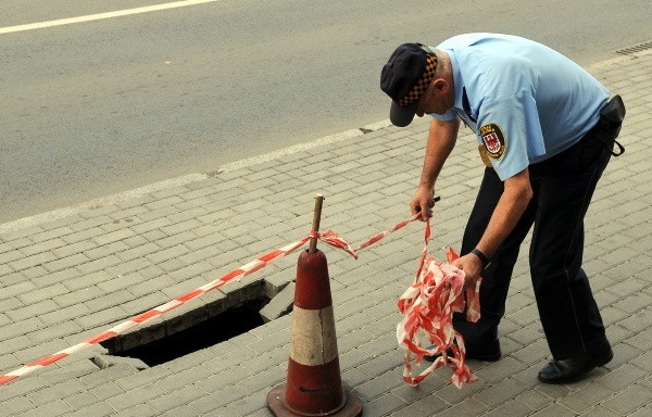 Tak wyglądała dziura w chodniku w centrum Gorzowa, która pojawiła się około 17.00. Na szczęście nikt w nią nie wpadł.