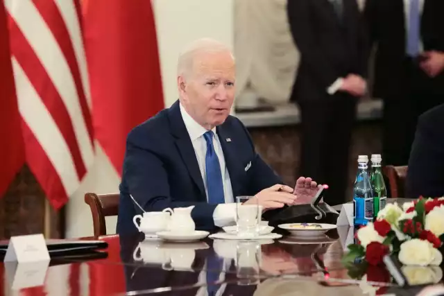 Joe Biden podkreślił, że naród ukraiński walczy z niezwykłą odwagą, ale siłom ukraińskim kończy się amunicja i potrzebują dalszych dostaw z USA.