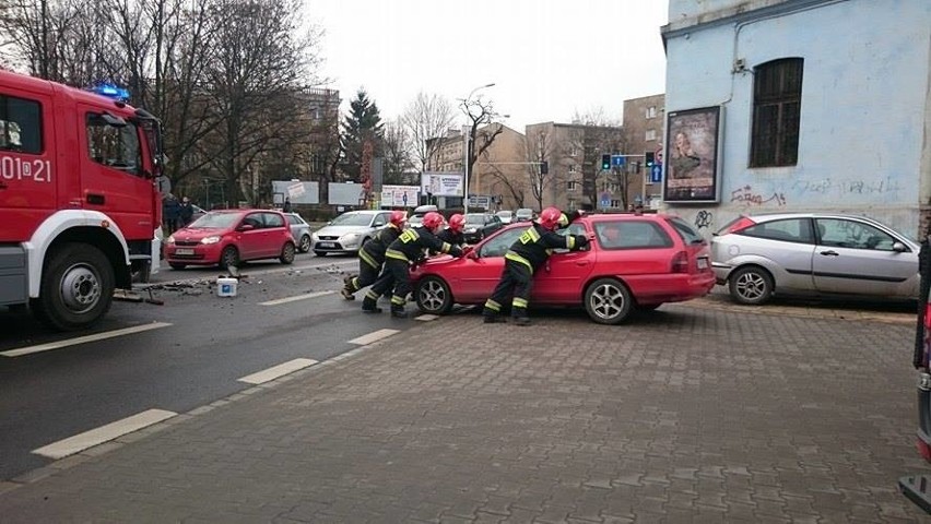 Wypadek koło placu Orląt Lwowskich. Są duże korki (ZDJĘCIA)