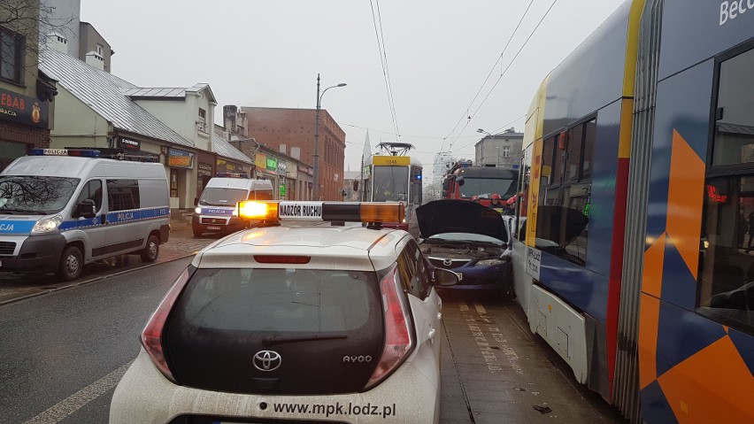 Wypadek na Piotrkowskiej w Łodzi. Pasażerka ranna w zderzeniu tramwaju z samochodem osobowym [ZDJĘCIA, FILM]