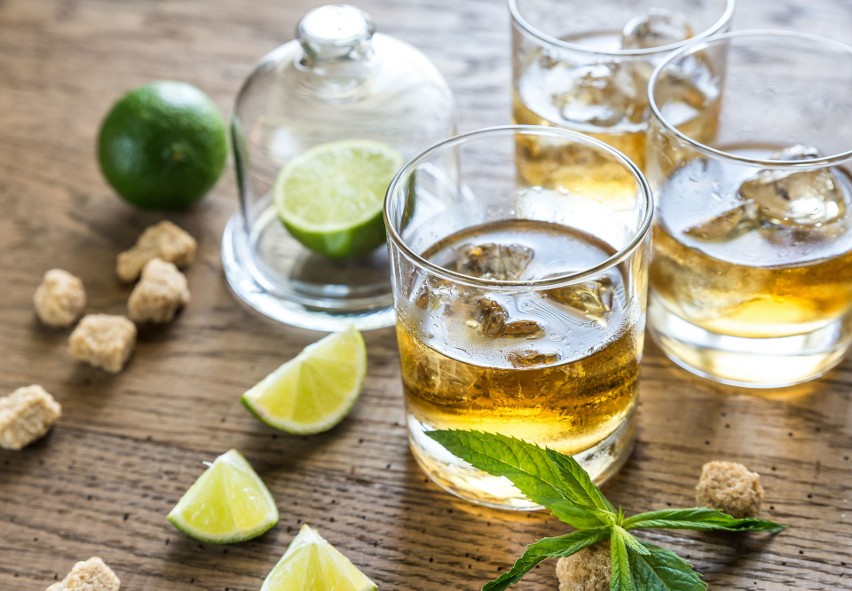Rum wytwarzany jest z trzciny cukrowej lub melasy, a...