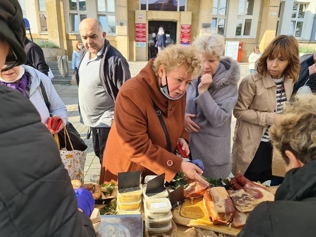 Mieszkańcy okolic Łasina, w ramach Rolniczego Handlu Detalicznego (RHD), proponują: Kiełbasa szynkowa 100% - 34 złote za kg Kabanos wieprzowy - 43 zł Parówki swojskie - 23 zł Kiełbasa biała do parzenia - 22 zł Kiełbasa wiejska krakowska - 28 zł 