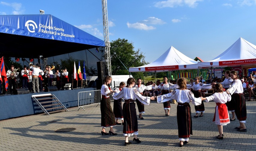 Młodzi muzycy z Mołdawii odwiedzili powiat staszowski. Wystąpili w Szydłowie i w Smerdynie [ZDJĘCIA]