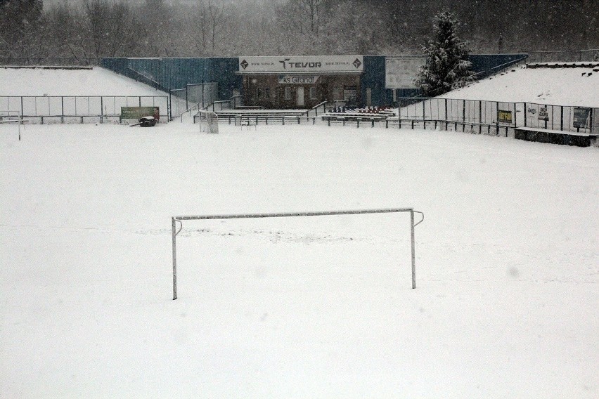 Stadion Granatu Skarżysko-Kamienna pod śniegiem