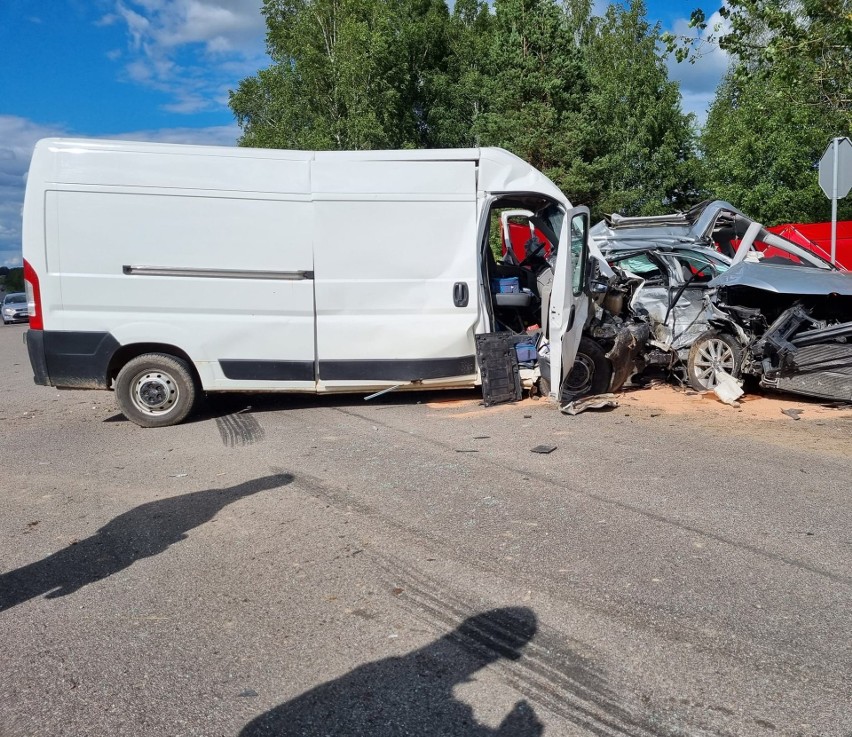 Szuszalewo. Tragiczny wypadek na DW 673 Dąbrowa Białostocka - Lipsk. Trzy osoby nie żyją po zderzeniu dwóch osobówek i busa [ZDJĘCIA]