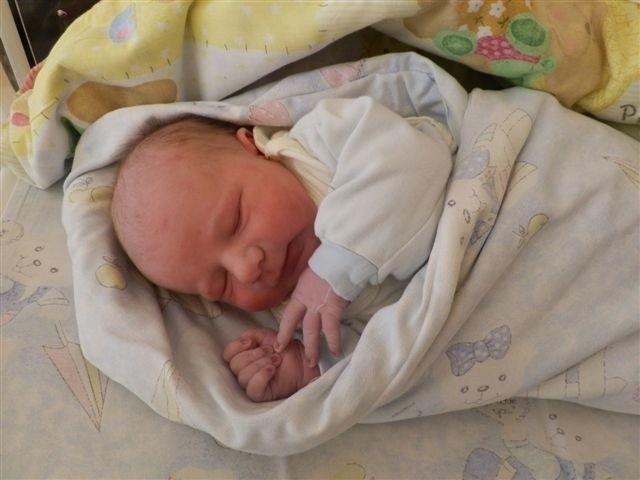 Syn Joanny i Mateusza Szyszka z Brodowych Łąk, urodził się 25 czerwca o godz. 10.07. Ważył 3460 g, mierzył 56 cm. Chłopiec ma brata Marcina (3 lata).
