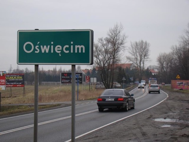 W tym miejscu na granicy Oświęcimia i Rajska będzie przebiegać nowa obwodnica. Tutaj będzie zaczynać się fragment trzeciego mostu nad Sołą w Oświęcimiu. To jest ponad 1 km od terenów byłego niemieckiego obozu koncentracyjnego i zagłady Auschwitz-Birkenau
