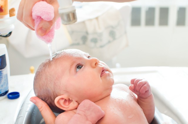 Kąpiel noworodka jest wyzwaniem dla wielu świeżo upieczonych rodziców.