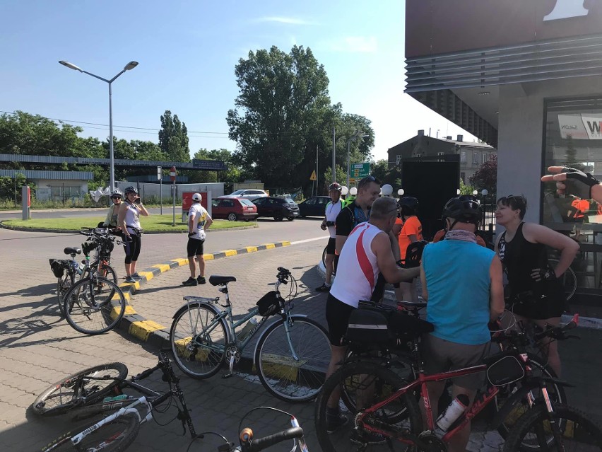 Rowerzyści z Pabianic pokonali trasę 40 km. Był też czas na odpoczynek ZDJĘCIA