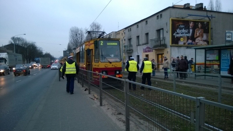 Kobieta wpadła pod tramwaj na Limanowskiego! Nie jeżdżą tramwaje [zdjęcia]