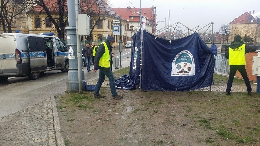 Około godz. 11 w Odrze przy moście Piaskowym znaleziono...