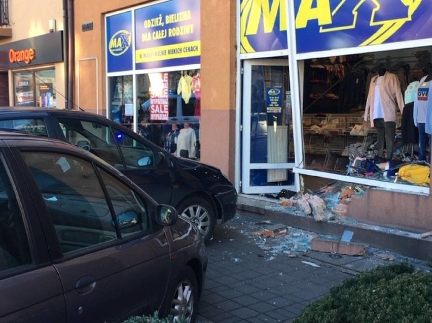 Źródło - Pleszew.NaszeMiasto.pl: Kierowca wjechał w sklepową...