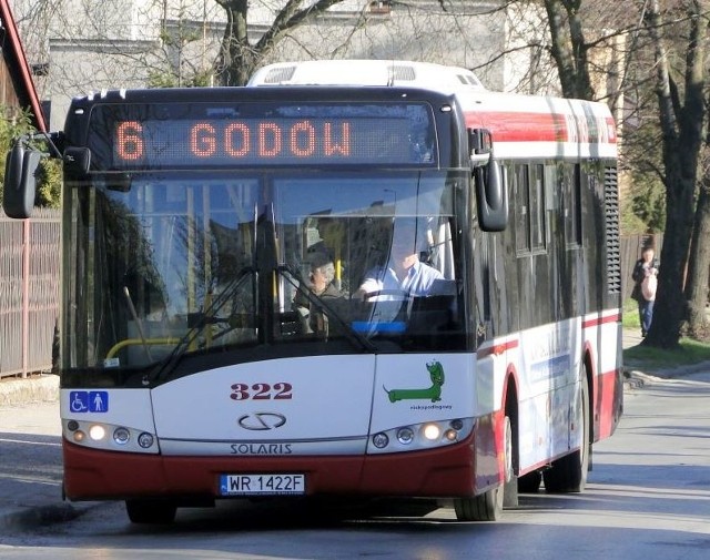 W poniedziałek (2 maja) autobusy wszystkich linii miejskich będą kursowały według sobotnich rozkładów jazdy.