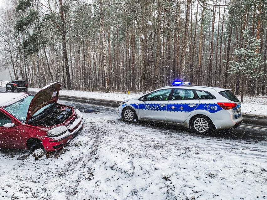 Ruska Wieś. 23-latka wjechała do rowu, aby uniknąć czołówki. Policja poszukuje świadków [ZDJĘCIA]