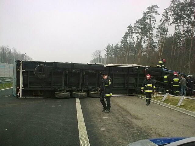 Tir blokuje drogę S-3