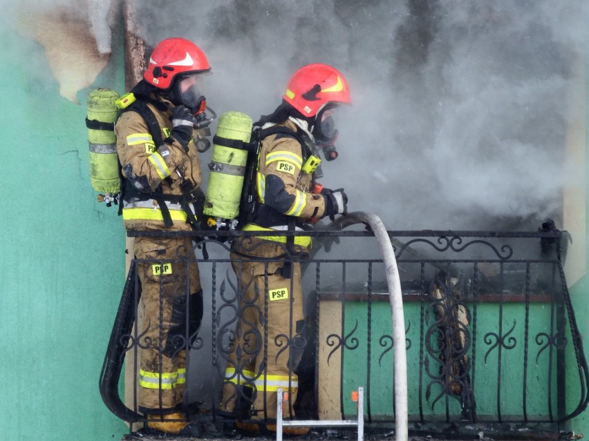 Pożar poddasza w miejscowości Gągolin, w gminie Łoniów. W akcji uczestniczyło kilka jednostek z powiatu sandomierskiego i tarobrzeskiego